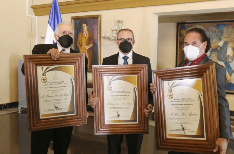 Hondureños reciben premios nacionales de arte, literatura y ciencia