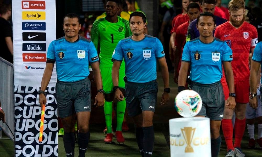 Árbitros hondureños pitarán partido entre México y El Salvador en Copa Oro