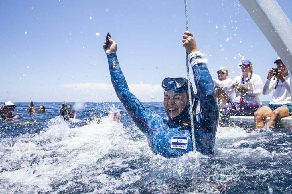 Hondureña Andrea Merlo impone récord nacional en torneo de buceo