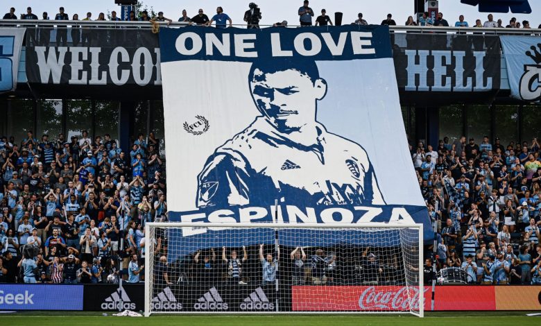 Hinchas del Sporting Kansas City celebran con pancarta los 270 partidos de Roger Espinoza