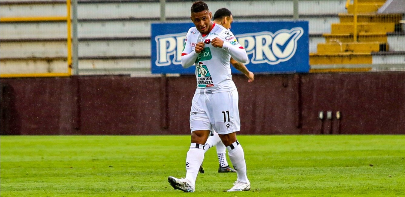 Golazo de tiro libre de Alex López con el Alajuelense de Costa Rica