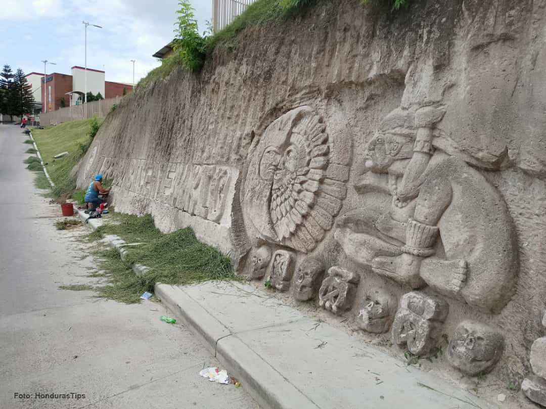 Alejandro Espinoza crea murales por el Bicentenario de Honduras