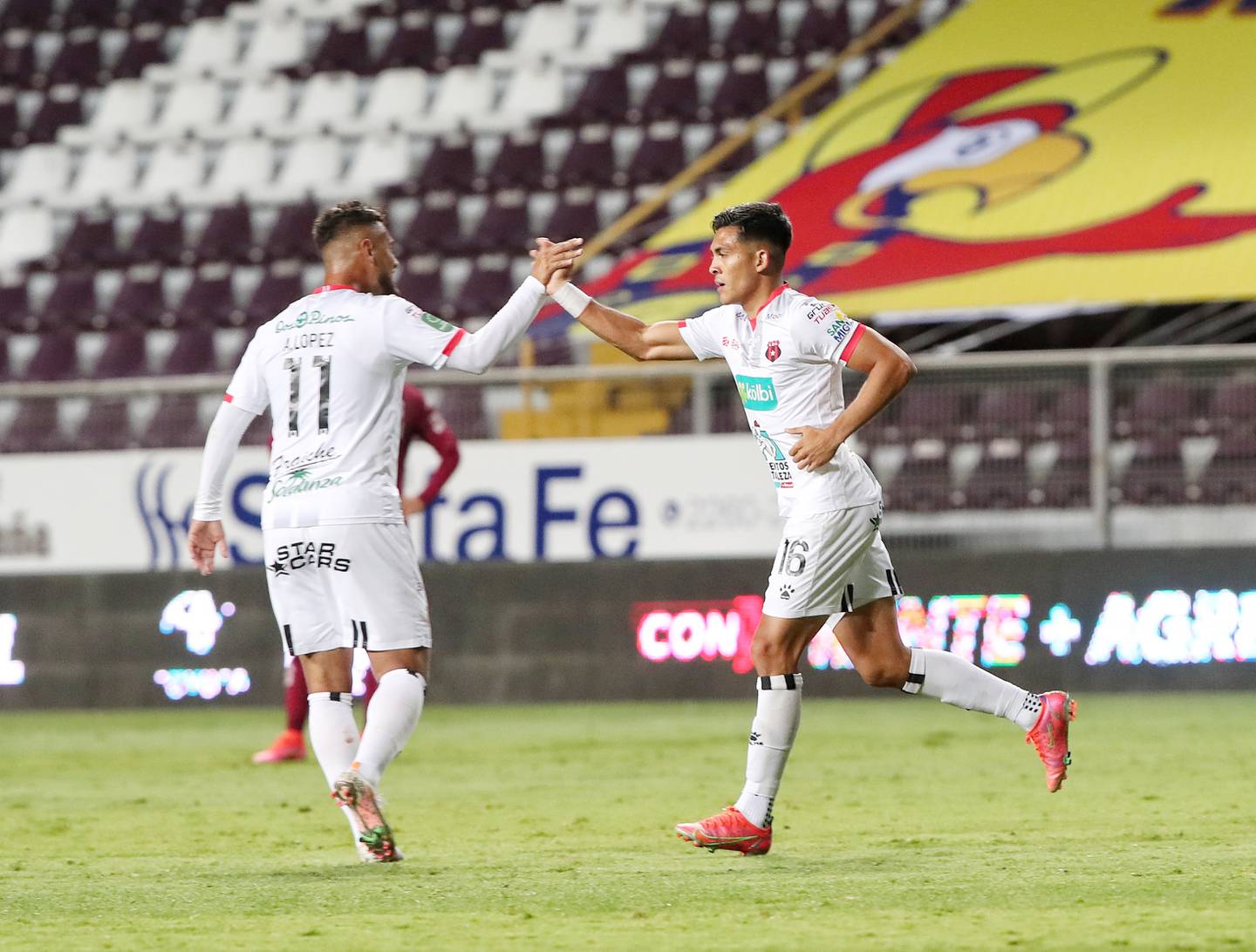 Sensacional asistencia de Alex López en el clásico de Costa Rica