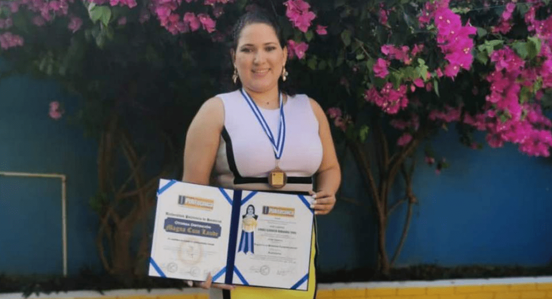 Hondureña se gradúa con honores y conmueve a sus seguidores