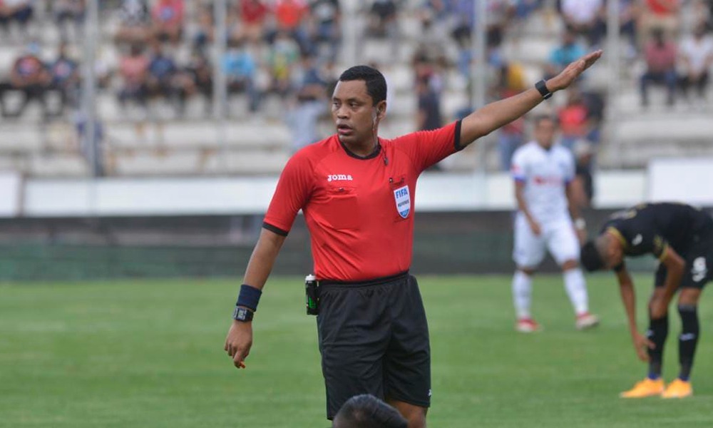 Árbitros hondureños pitarán partido entre México y Jamaica en el Azteca