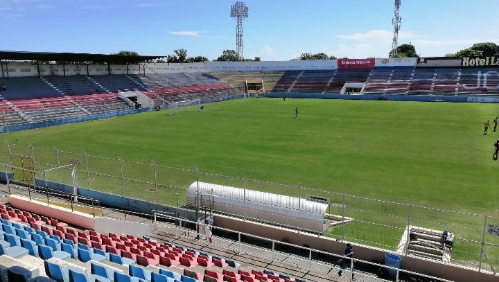 Adornan cancha del Estadio Ceibeño para el inicio del Torneo Apertura