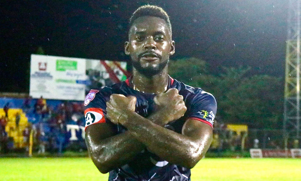 Hondureño Clayvin Zúniga marca primer gol con el FAS de El Salvador