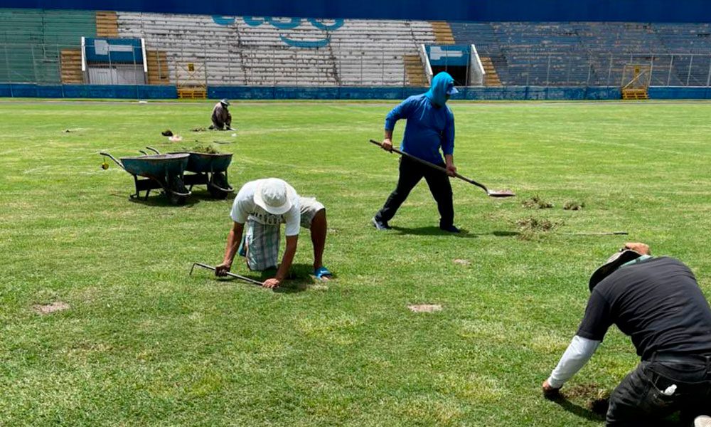 Autoridades reparan cancha del Estadio Nacional de Tegucigalpa