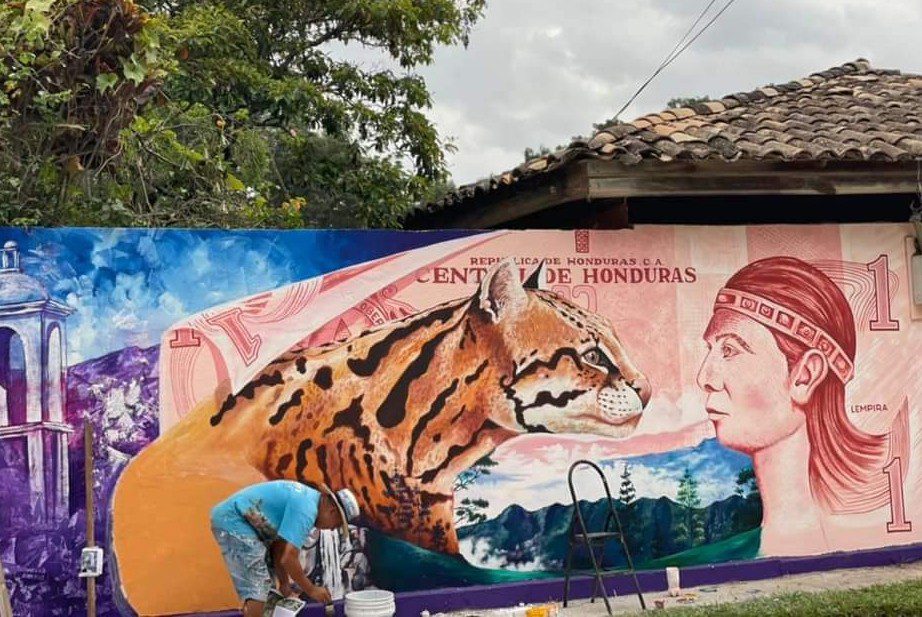 Hondureño «Tecla», destaca con su último mural en Gracias, Lempira