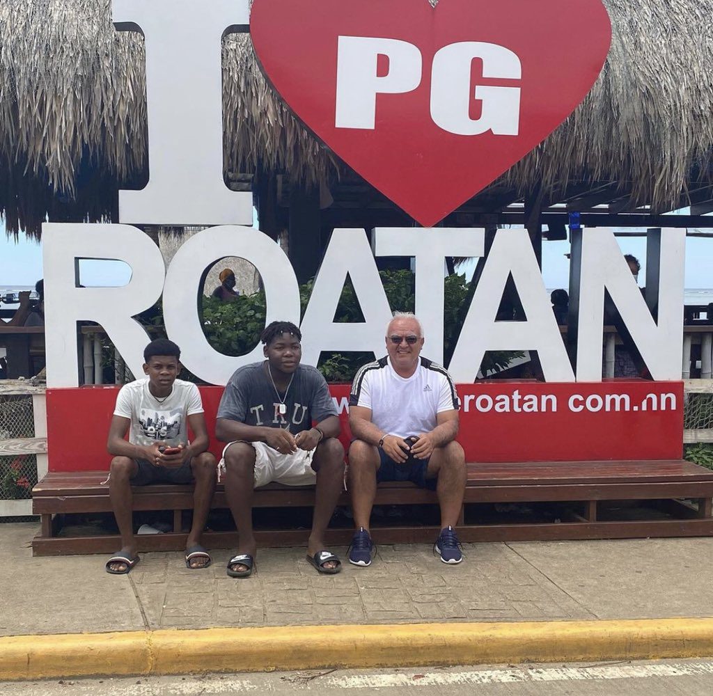 Periodista Luis Omar Tapia comparte sus vacaciones en Roatán