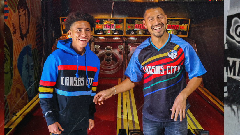 Roger Espinoza presenta uniforme retro del Sporting Kansas City