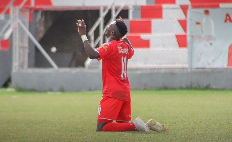 Rubilio Castillo anota su sexto gol del torneo con el Royal Pari