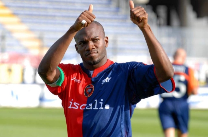 La Serie A de Italia recuerda a David Suazo en su etapa con el Cagliari