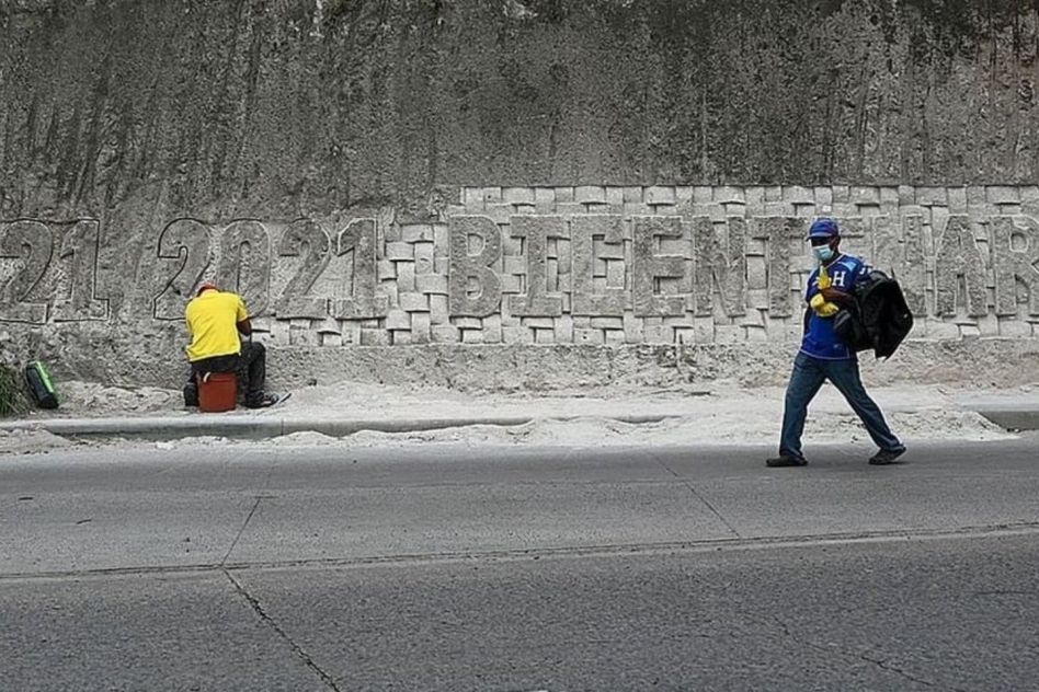 Alejandro Espinoza termina el mural del Bicentenario de Honduras