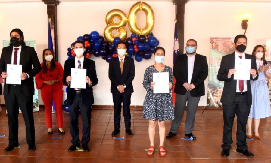 Taiwán entregó becas a más de 40 hondureños