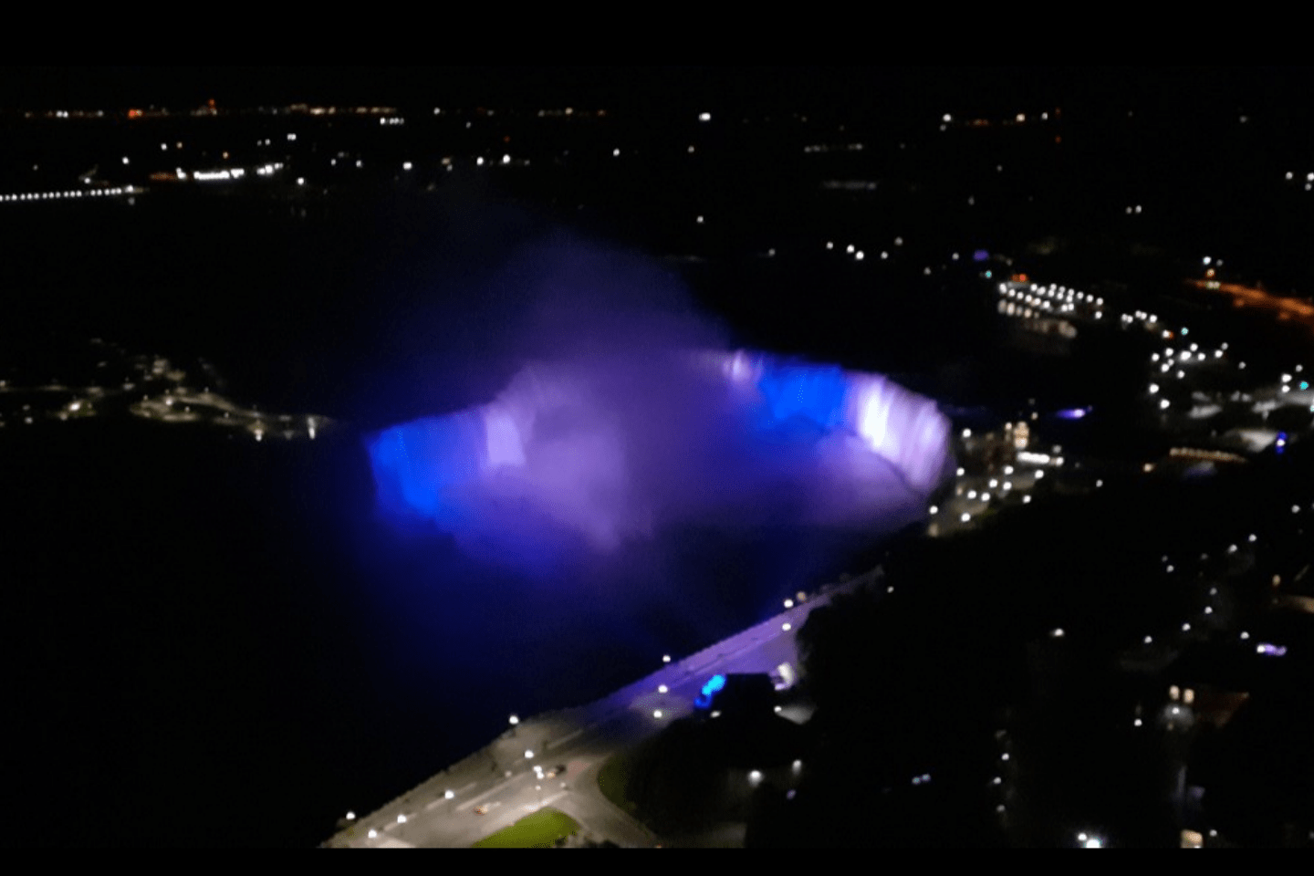 Cataratas del Niágara se iluminaron con la bandera de Honduras