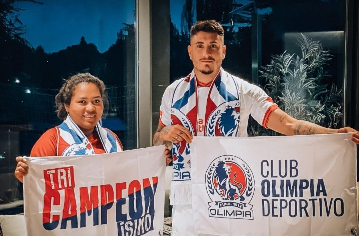 Uruguayo José María Giménez posa con la camiseta de Olimpia