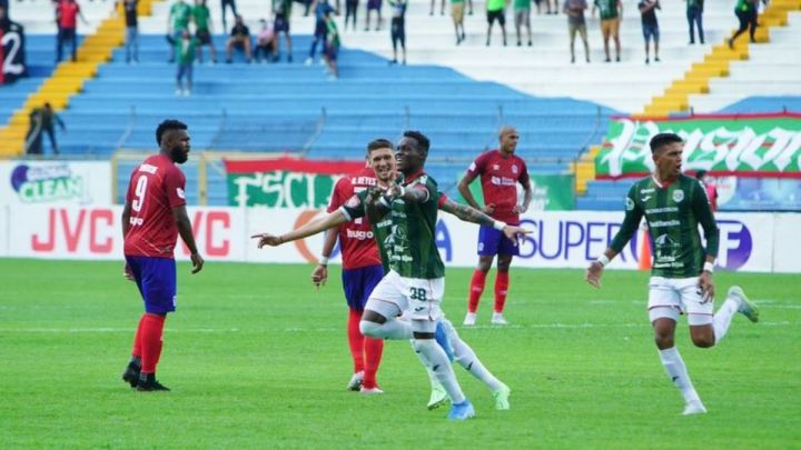 Triplete de Brayan Castillo con Marathón liquida clásico ante Olimpia