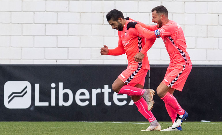 Victoria del Alcoyano con doblete del hondureño Jonathan Mejía