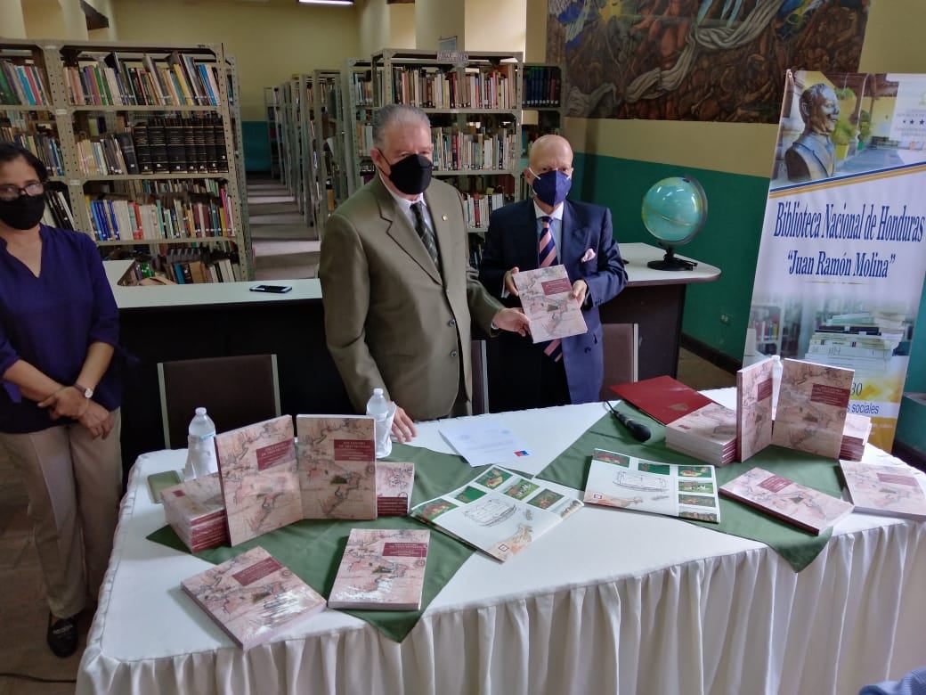 Embajada de Chile dona libros a la Biblioteca Nacional de Honduras