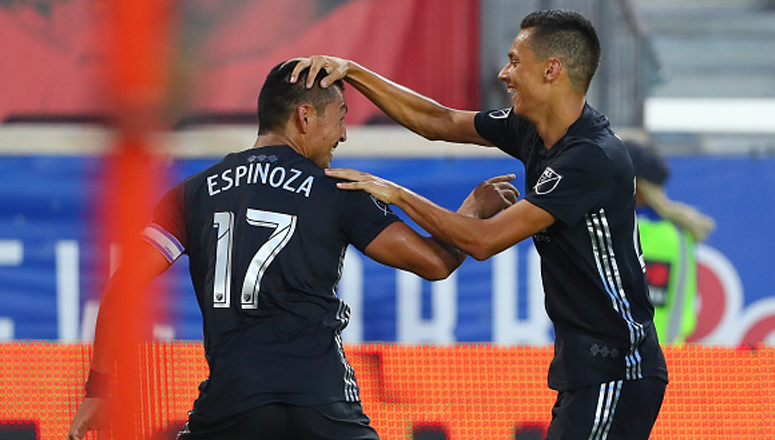 Brillante asistencia de Roger Espinoza con el Kansas City de la MLS