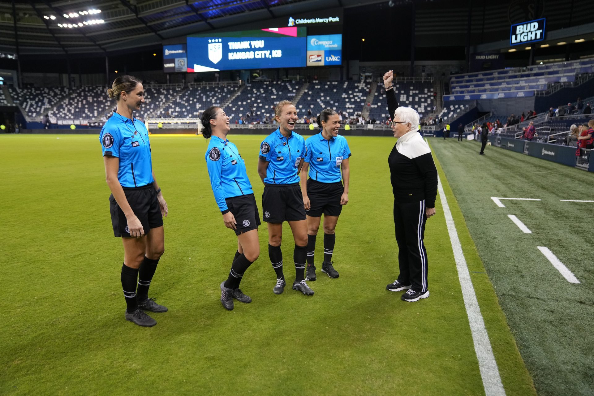 Melissa Pastrana en la cuarteta arbitral en amistoso en Estados Unidos