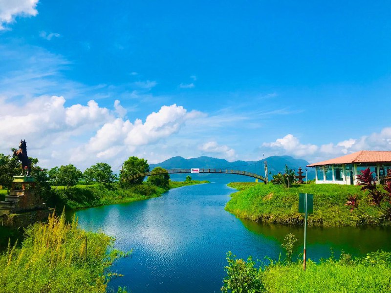 Hotel Finca Las Glorias, es un paraíso para hospedarse cerca del Lago Yojoa, u destino para disfrutar de la naturaleza, el lago, un ambiente al aire libre y todas las comodidades que tienen en este hotel. Además es una finca productora de café, eso quiere decir que puedes disfrutar de una deliciosa y fresca taza de café hondureño, así como platillos tradicionales de la cocina de Honduras.