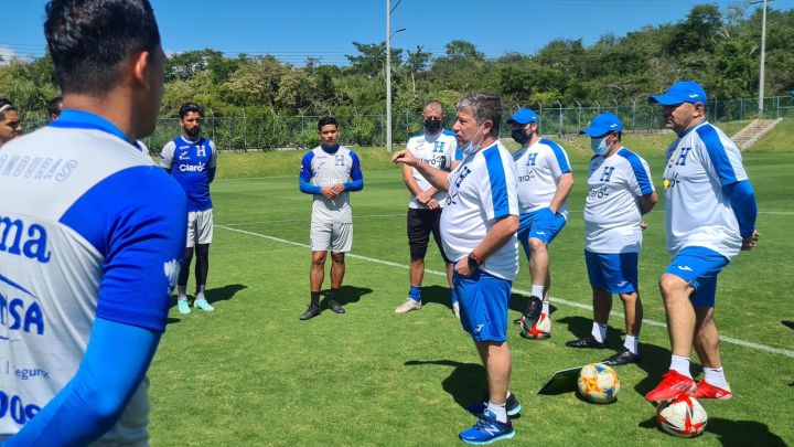 «Bolillo» Gómez presenta convocatoria de Honduras para la octagonal