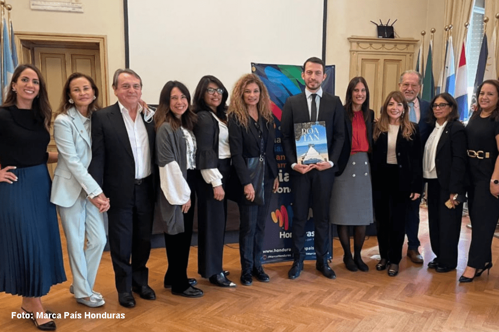 Marca País Honduras presenta libro de Roatán en Italia