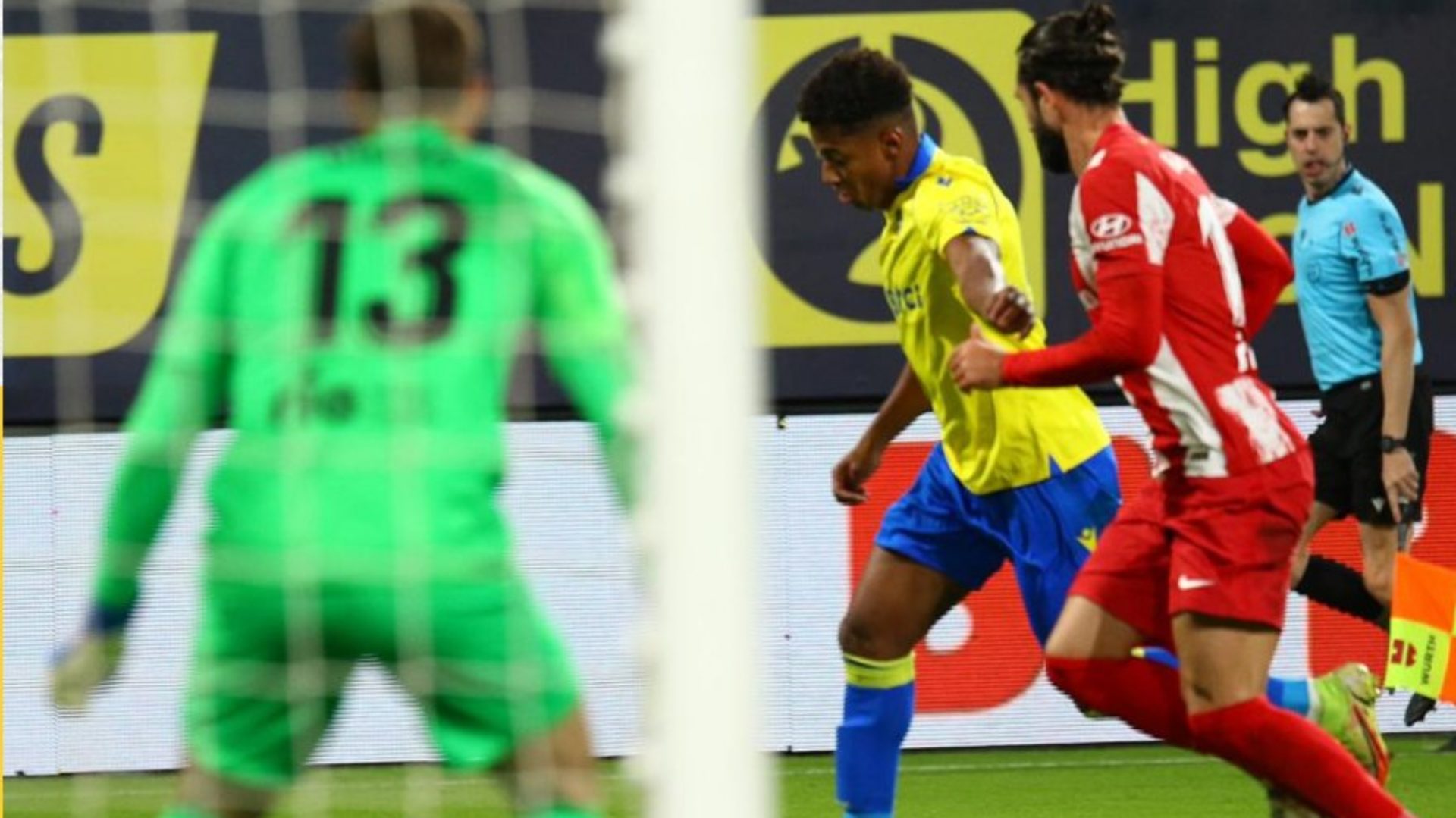 Anthony «Choco» Lozano anota frente al Atlético de Madrid con el Cádiz