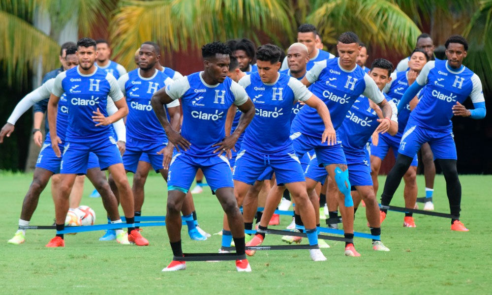 Selección de Honduras entrena con plantel completo de cara ante Panamá