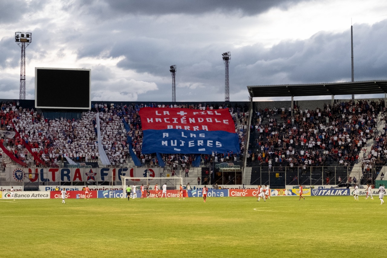 ‘La Ultra Fiel’ de Olimpia en campaña a favor contra la violencia de género