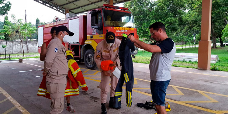 Alemán brinda donativos a los bomberos de Honduras