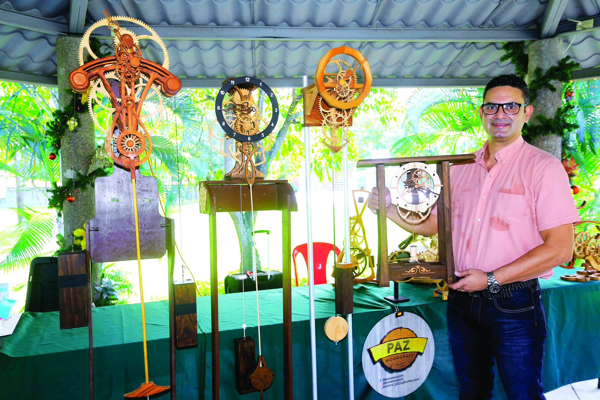 Ingeniero hondureño elabora increíbles relojes de madera