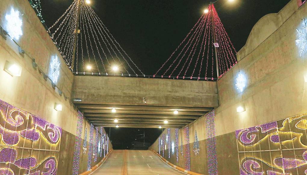 Las calles de Tegucigalpa se llenan de luces y color por la Navidad