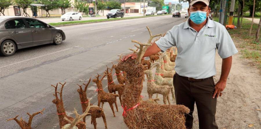 Hondureño vende venados artesanales para Navidad