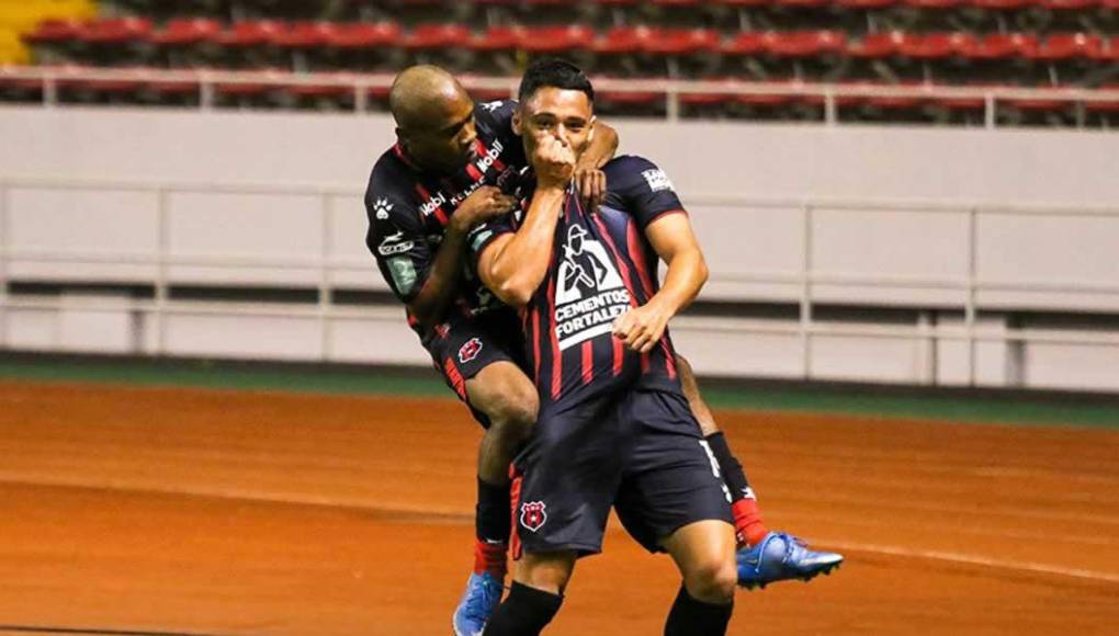 Bryan Félix contribuye con asistencia en goleada del Alajuelense