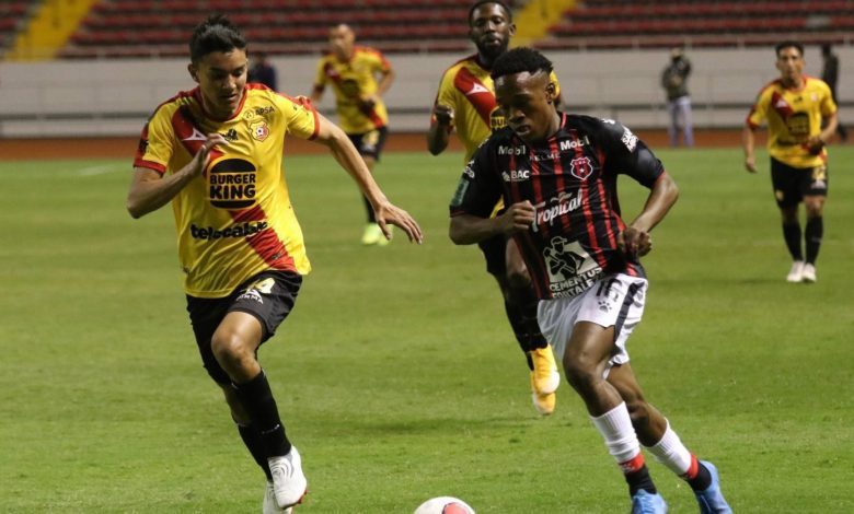 Alajuelense hace debutar al juvenil hondureño Bryan Félix