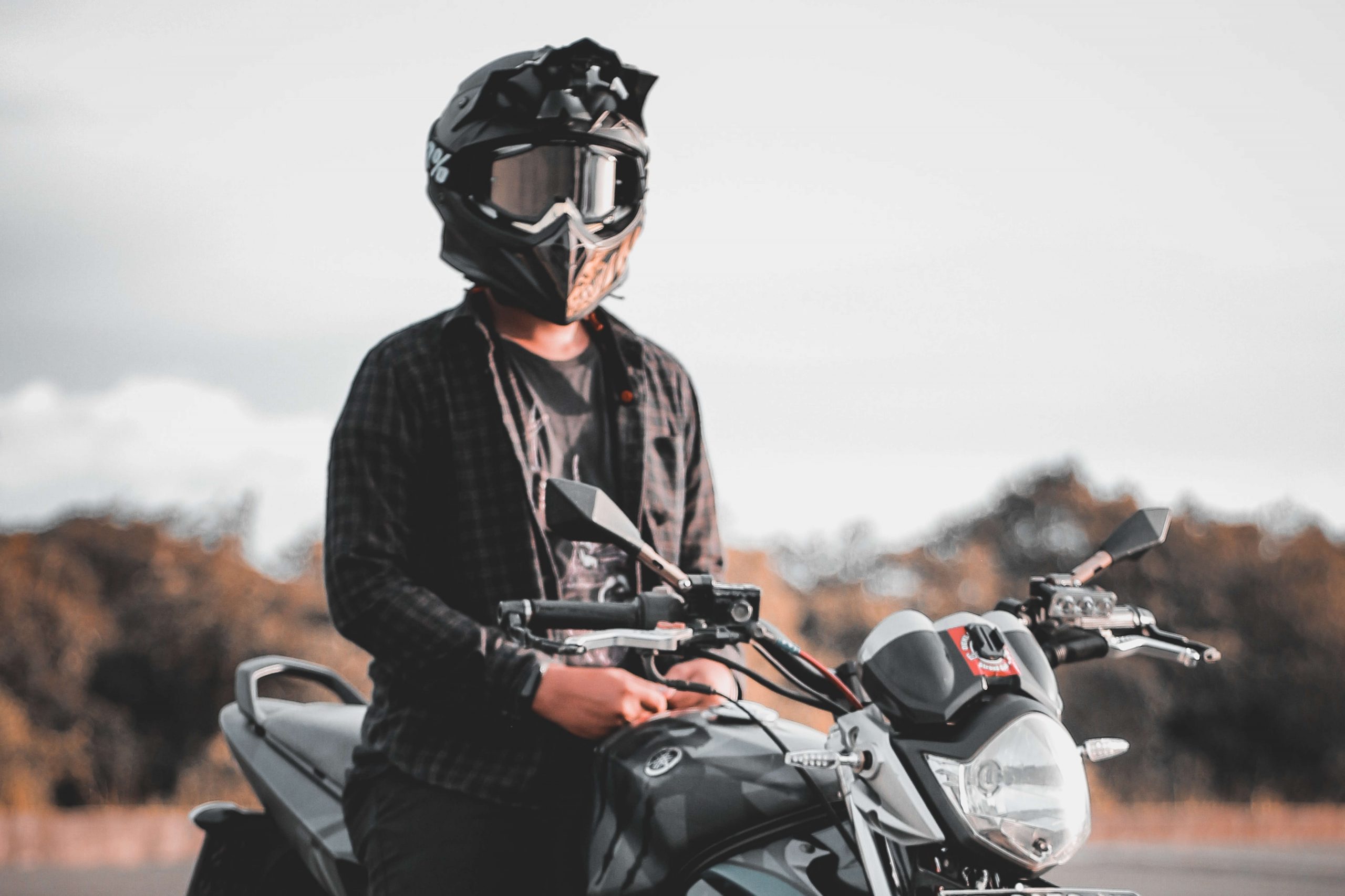 Cómo usar correctamente un casco de motocicleta al viajar por Honduras