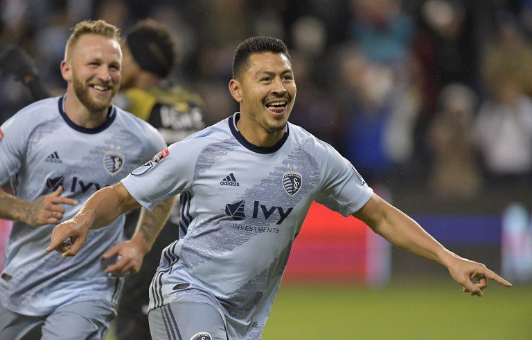 Roger Espinoza renueva con el Sporting Kansas City