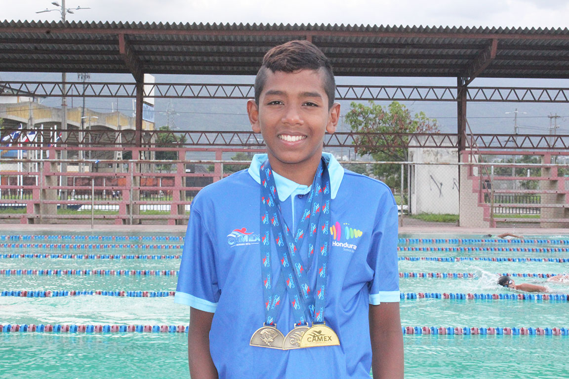Nadador hondureño Abraham Flores obtiene beca del FINA