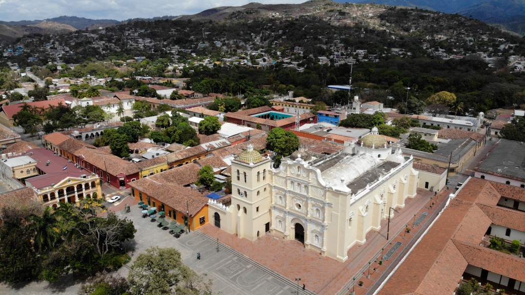 Comayagua y su extraña carretera que desafía la gravedad