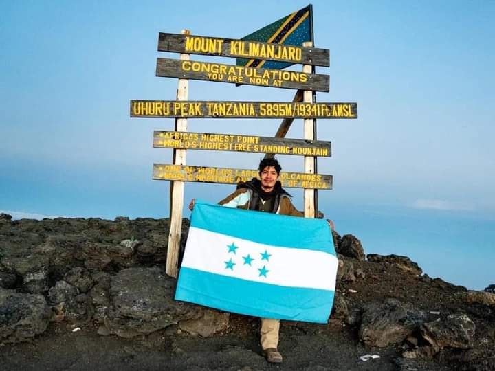 Hondureño Didier Torres conquista la cima del monte Kilimanjaro