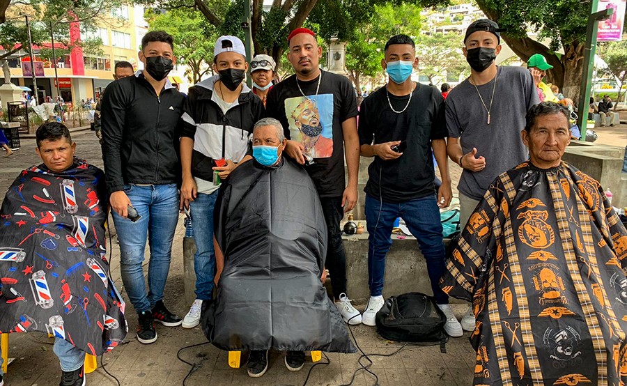 Barberos hondureños realizan cortes gratis en el parque de Tegucigalpa