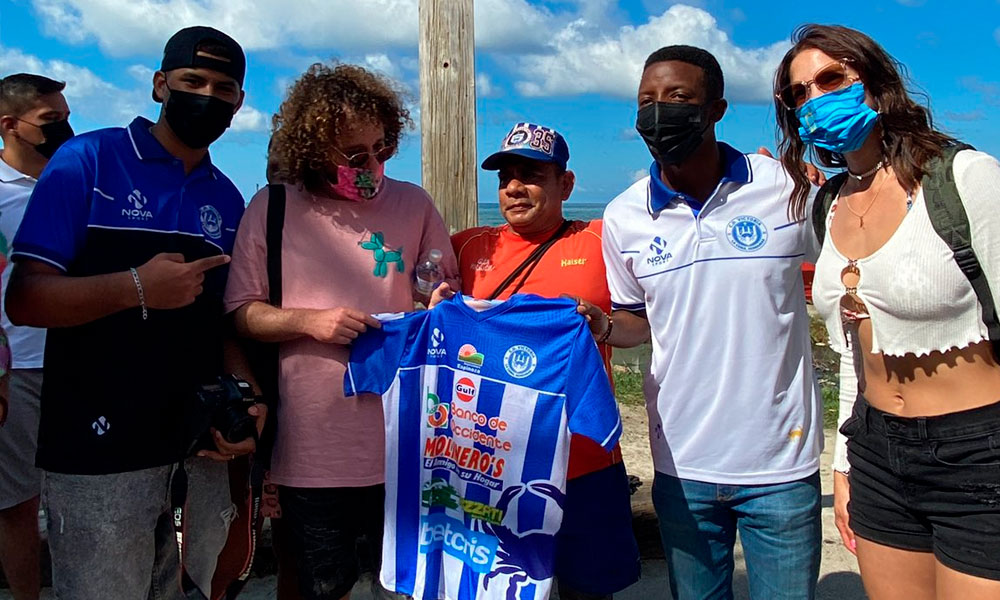 Luisito Comunica posa con la camiseta del Victoria