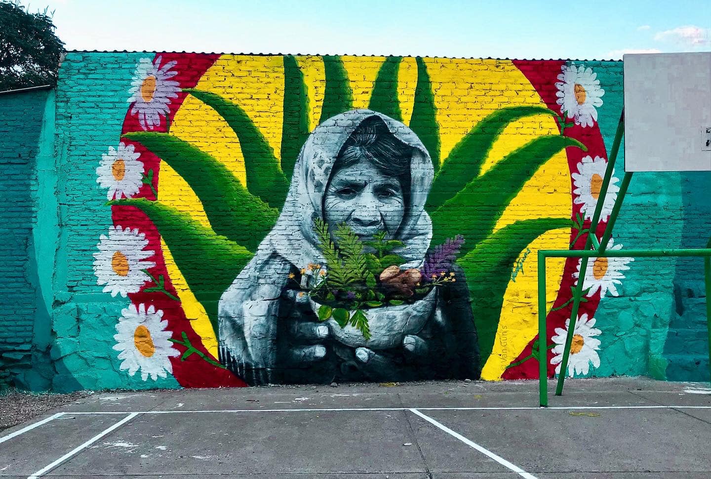Hondureño Van Gun’s crea un mural de la cosmovisión de los pueblos