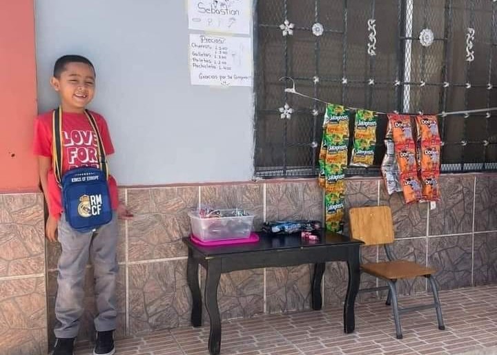 Niño hondureño cumple su sueño de emprender a los 7 años