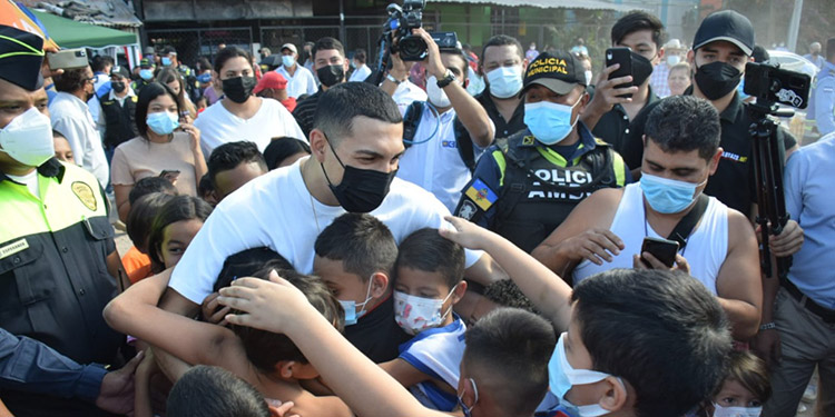 Teófimo López realiza enorme gesto con niños en colonia capitalina