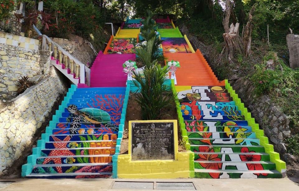 Colorida escalinata del Barrio Buenos Aires, en Tela