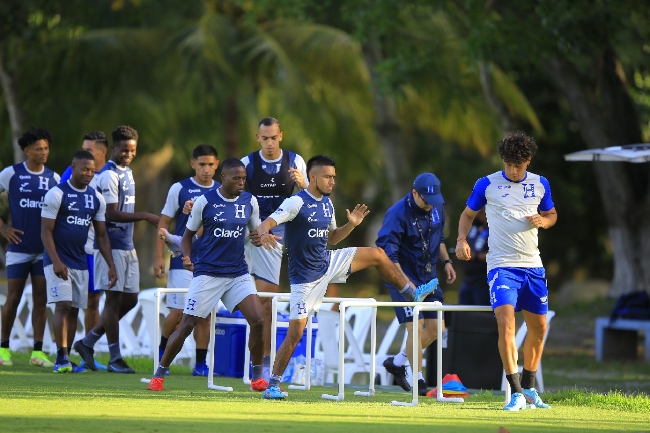 Selección de Honduras inicia entrenamientos para partido ante Panamá